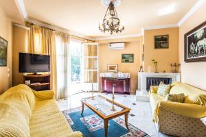 TV a/nebo společenská místnost v ubytování Apartment in Kalamaria