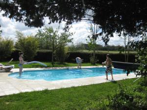 un grupo de niños jugando en una piscina en Château de Launay, en Méry-Corbon
