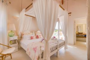 Łóżko lub łóżka w pokoju w obiekcie Villa BEL by Mallorca Villa Selection