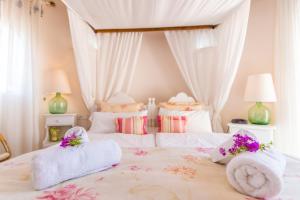 Łóżko lub łóżka w pokoju w obiekcie Villa BEL by Mallorca Villa Selection