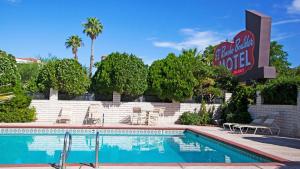 a swimming pool in front of a hotel at El Rancho Boulder Motel in Boulder City