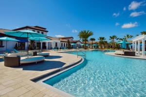 Imagen de la galería de Luxurious Vacation Townhome with Private Pool at Windsor at Westside WW8948, en Kissimmee