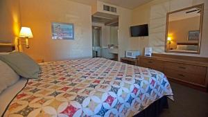 Tempat tidur dalam kamar di El Rancho Boulder Motel
