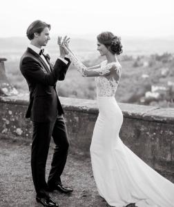 a bride and groom standing next to a wall at Chateau Le Prieuré Saumur - La Maison Younan in Chènehutte-les-Tuffeaux