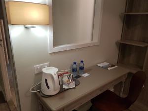 Hôtel Au Bon Coin的咖啡和沏茶工具