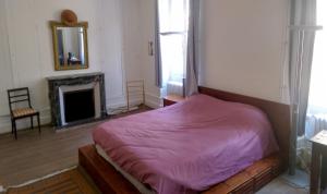 Ένα ή περισσότερα κρεβάτια σε δωμάτιο στο Grand corps de ferme à la rue Messire Etienne 89113 Neuilly Valravillon