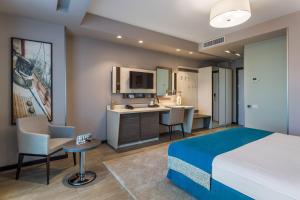 a hotel room with a bed and a kitchen at New Splendid Hotel & Spa - Adults Only (+16) in Mamaia