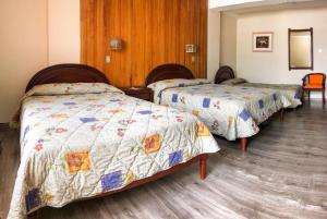 En eller flere senger på et rom på Hotel De Las Flores