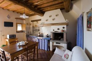 a living room with a table and a kitchen at Agriturismo Il Calesse in Quarrata
