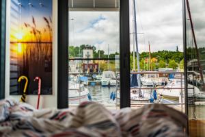 MüchelnにあるCalanthe - DAS HAUSBOOTの窓から水上のボートが浮かぶマリーナを望めます。