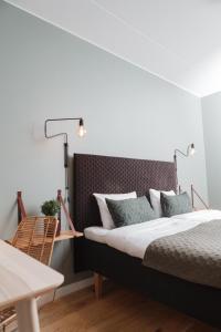 een slaapkamer met een bed en een tafel bij Hotell Lassalyckan in Ulricehamn