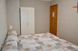 A bed or beds in a room at Apartamentos Montejurra