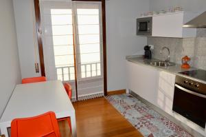 A kitchen or kitchenette at Apartamentos Montejurra