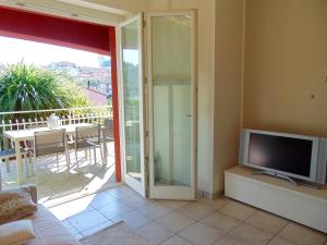 A television and/or entertainment centre at S068 - Sirolo, nuovo bilocale con terrazzo