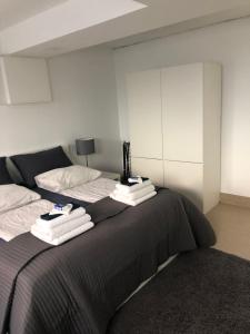 - une chambre avec un lit et des serviettes dans l'établissement Cph Lux Apartment KV, à Copenhague