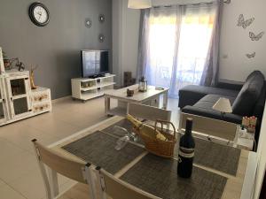 Telewizja i/lub zestaw kina domowego w obiekcie Alcalà Center A 5 minutos del paseo y playas