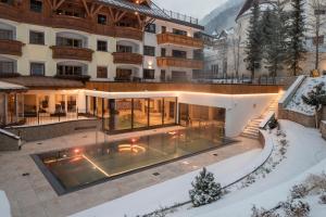 Bazén v ubytování Superior Hotel Post Ischgl nebo v jeho okolí