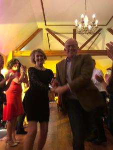 mężczyzna i kobieta tańczący na parkiecie w obiekcie Selkirk Arms Hotel w mieście Kirkcudbright