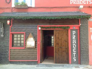 un piccolo edificio con una porta e un cartello sopra di Pradets a Vielha