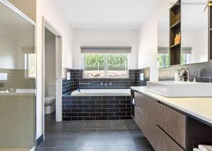 Gallery image of Damais - 4 king or 8 single beds WiFi, Netflix, Alexa, pet friendly in Daylesford