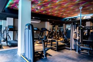 um ginásio com máquinas de piso e um tecto colorido em Matfen Hall Hotel, Golf & Spa em Matfen