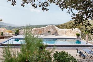 a view of a pool in a stone house at Metafort in Méthamis