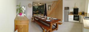 uma cozinha com uma mesa de madeira num quarto em Maison Les Epesses à 3 minutes du puy du Fou em Les Épesses