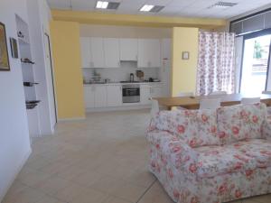 salon z kanapą i kuchnią w obiekcie B&B Relax w mieście Vicenza +37 zdjęć