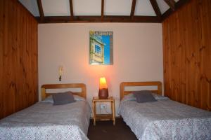 A bed or beds in a room at Hotel Casa de Piedra