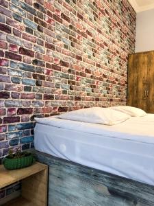 Een bed of bedden in een kamer bij Check Point Hotel
