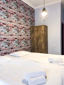 Een bed of bedden in een kamer bij Check Point Hotel