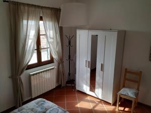 1 dormitorio con cama y ventana en Tra er Boscu er Maa, en Volastra