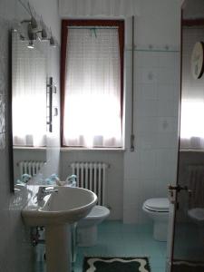 La salle de bains est pourvue d'un lavabo et de toilettes. dans l'établissement B&B La Vittoria, à Sulmona