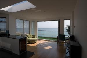sala de estar con vistas al océano en The Estuary View, en Thorpe Bay