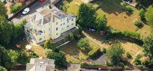 una vista aérea de una gran casa blanca con patio en Chelston Dene Holiday Apartments en Torquay