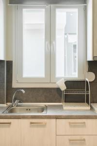 una cucina con un lavello e due finestre di V Luxury Apartments a Siviri Altre 44 foto