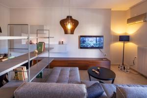TV a/nebo společenská místnost v ubytování Kleio - Spacious apartment in Glyfada