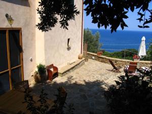 uma casa com um pátio com vista para o oceano em Casa Licosa em Castellabate