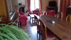 - une salle à manger avec une table et des chaises en bois dans l'établissement La Madeleine, à Pezens