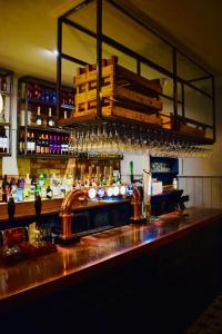 um bar com lavatório e um balcão com álcool em The Devonport em Darlington