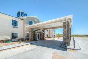 un ingresso principale di un hotel con parcheggio di Cobblestone Inn & Suites - Wray a Wray