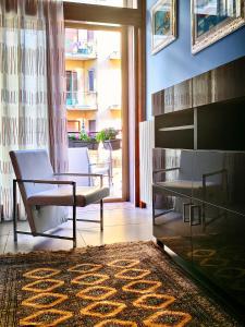 een woonkamer met een stoel, een tafel en een raam bij La Collina dei Ciliegi in Salerno