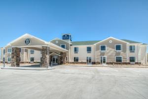 un grande edificio con un parcheggio antistante di Cobblestone Inn & Suites - Wray a Wray