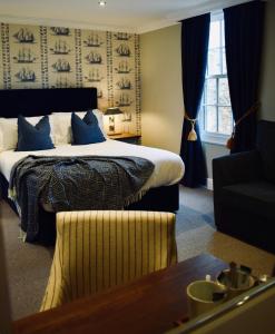 une chambre d'hôtel avec un lit et un canapé dans l'établissement The Devonport, à Darlington