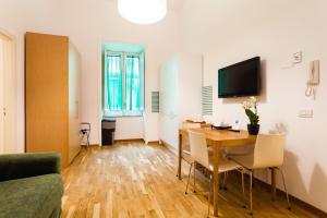 TV a/nebo společenská místnost v ubytování Corso Italia Suites