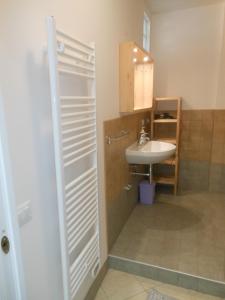 mała łazienka z umywalką i prysznicem w obiekcie B&B Relax w mieście Vicenza