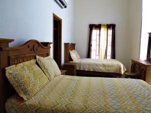 um quarto de hotel com uma cama e uma janela em Hotel Purisima Concepción em Landa de Matamoros