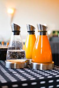 twee flessen sinaasappelsap zittend op een tafel bij Hotel Sonne Garni in Bad Friedrichshall