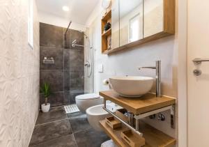 łazienka z umywalką i toaletą w obiekcie Apartments Sonja w Splicie