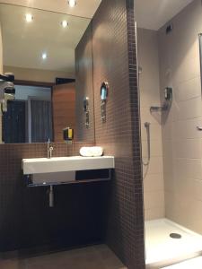 Bilik mandi di Hotel Kras